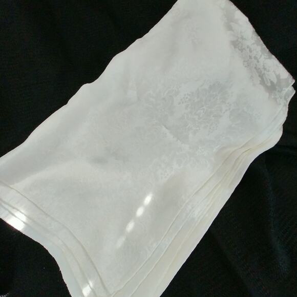 VINTAGE IVORY DAMASK FLORAL PATTERNED FULL SIZE TABLECLOTH, SATINY GORGEOUS! - Picture 10 of 12